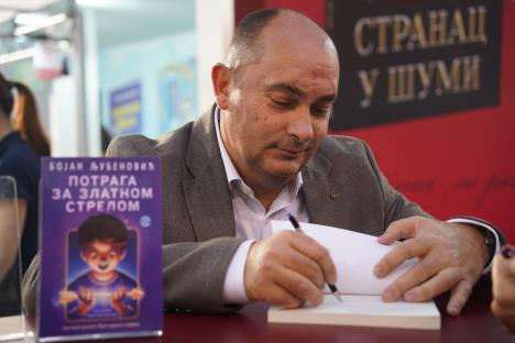 bojan ljubenovic potpisuje Foto Laguna.jpg