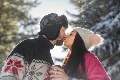 zaljubljeni par se ljubi u snegu
