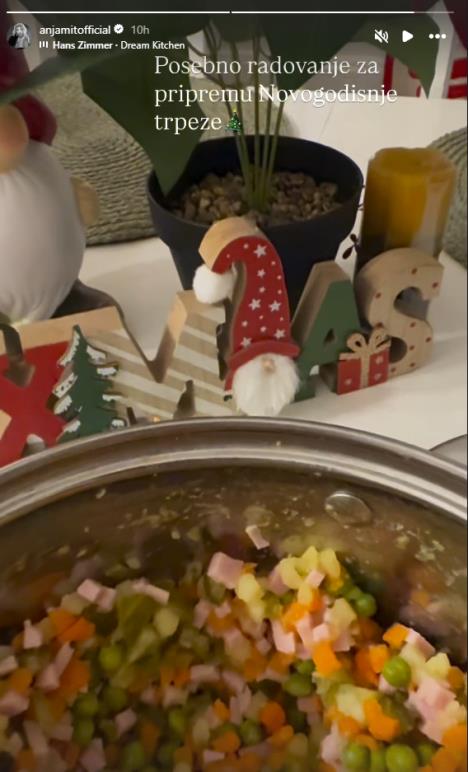 Anja Mit sprema rusku salatu za praznike