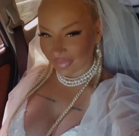 Nevena Hot blista u beloj venčanici na venčanju na Sejšelima (1).png