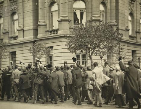 muškarci koračaju bulevarom kralja aleksandra