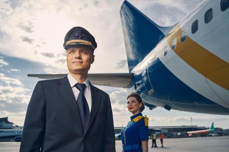 pilot i stjuardesa ispred aviona