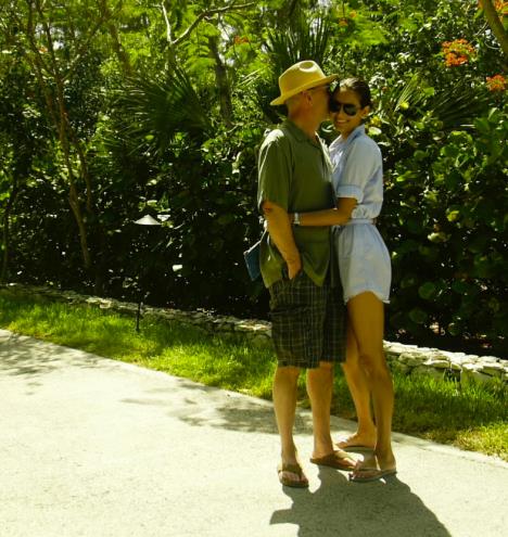 Ema Heming Vilis i Brus Vilis na zajedničkoj fotografiji tokom srećnijih dana (6).png