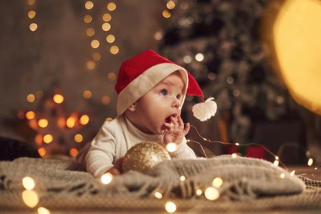 beba sa novogodišnjom kapicom, tokom novogodišnjih praznika