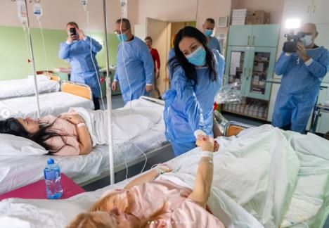 Žarić Kovačević u poseti prvorođenim bebama u Nišu