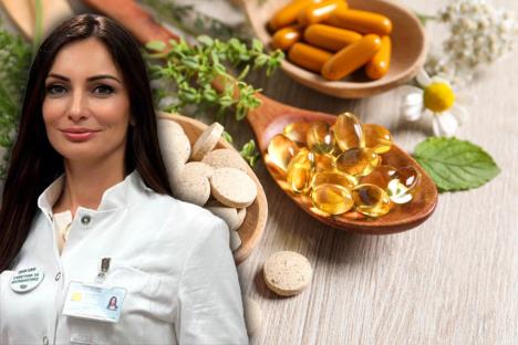 farmaceut Kristina Kovačević/različiti suplementi u drvenim kašikama na stolu sa lekovitim biljem