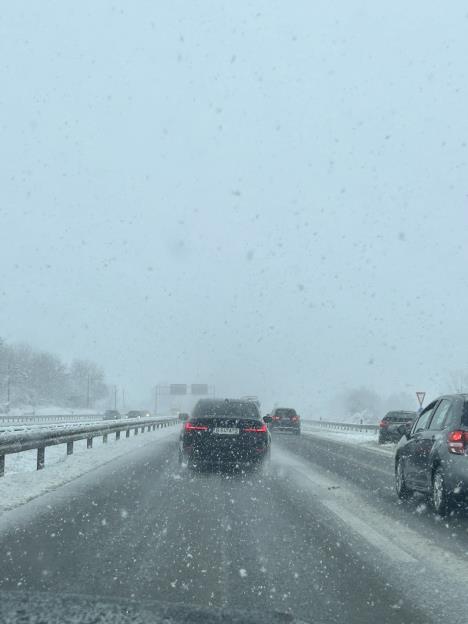 Usporen saobraćaj na autoputu ka Beogradu zbog snega