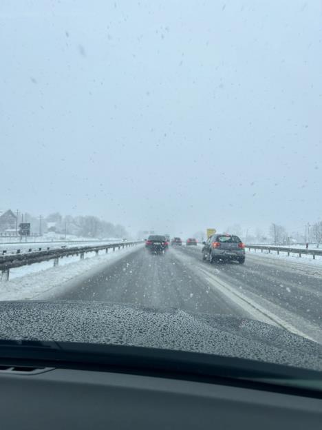 Usporen saobraćaj na autoputu ka Beogradu zbog snega