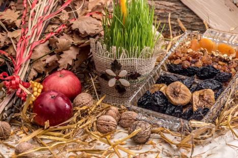 Božićna trpeza, suvo voće, žito i badnjak - kolaž fotografija