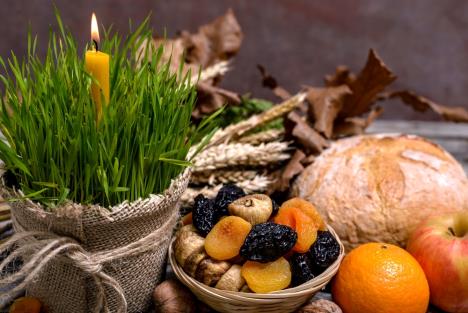 božićna česnica, suvo voće, sveća u žitu - kolaž fotografija