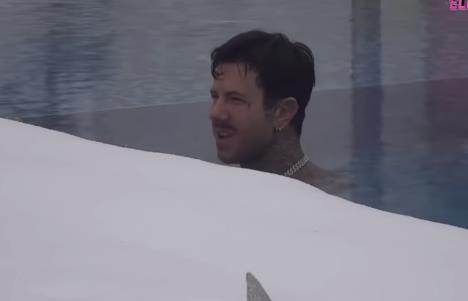 Filip Đukić pliva u zaleđenom bazenu