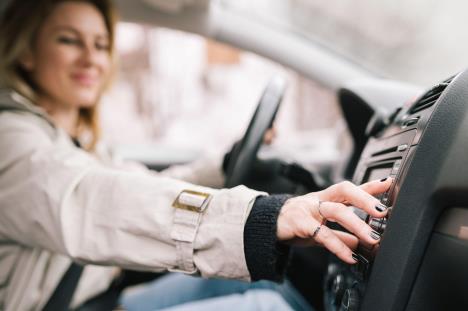 devojka gasi muziku u automobilu pre parkiranja