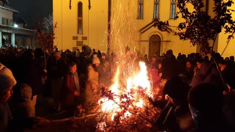 Paljenje badnjaka u Loznici