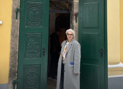 Nataša Ninković ispred srpske crkve u Budimpešti