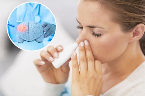 žena koristi sprej za nos/mozak