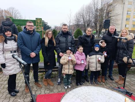 Zlatnici u rukama mališana Varvarina.jpg