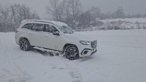 Zavejan automobil na snegu