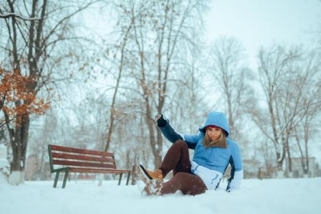 žena se okliznula i pala na led