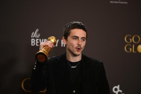 Timoti Šalame sa Zlatnim globusom na dodeli nagrada u Holivudu