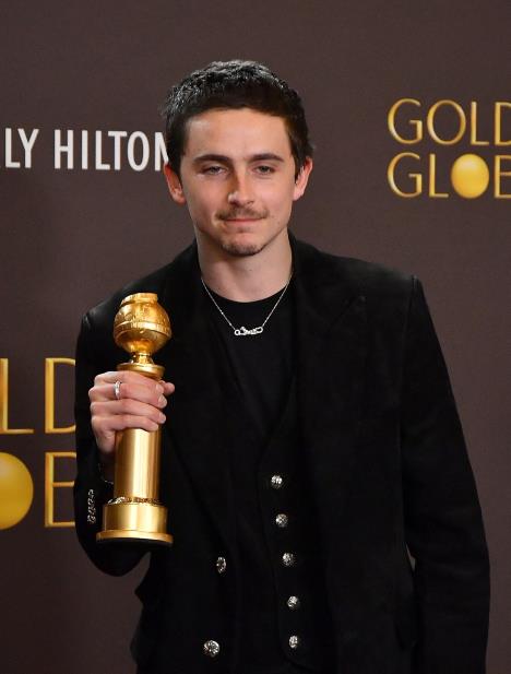 Timoti Šalame sa Zlatnim globusom na dodeli nagrada u Holivudu