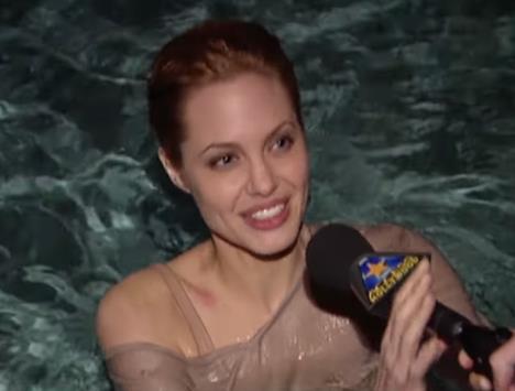 Anđelina Džoli skoila u bazen na dodeli Zlatnih globusa 1999