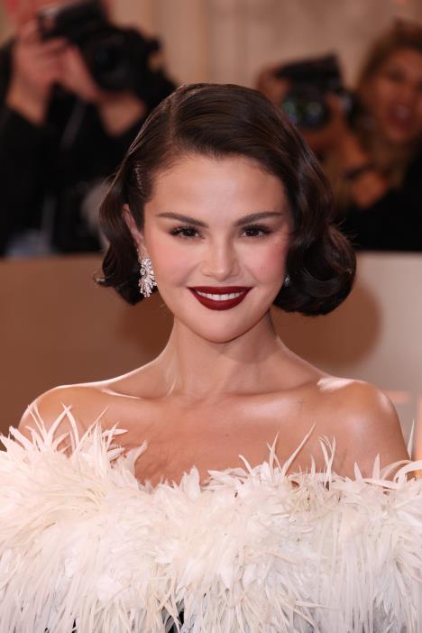 Selena Gomez u Šanel haljini na crvenom tepihu dodele Zlatnih globusa 2026