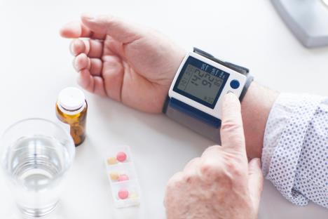 čovek meri pritisak