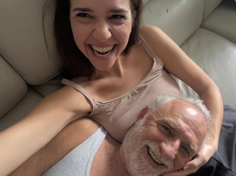 Anica Lazić i Lazar Ristovski nasmejani u krevetu