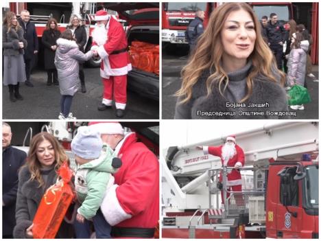Predsednica gradske opštine Voždovac Bojana Jakšić danas je podelila paketiće mališanima voždovačkih vatrogasaca