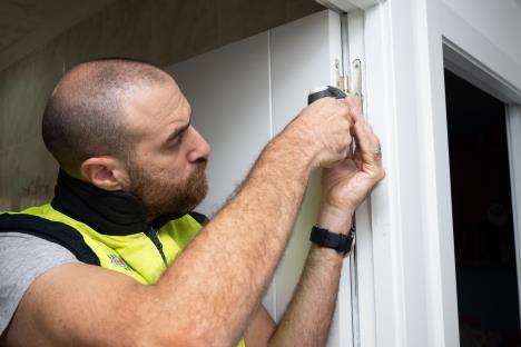 Muškarac popravlja vrata od stana