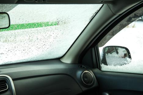 Unutrašnjost automobila - zaleđena šoferšajbna