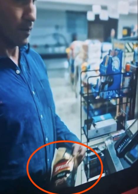 Scena iz Netfliks serije His & Hers u kojoj se vidi Grand kafa u američkoj prodavnici