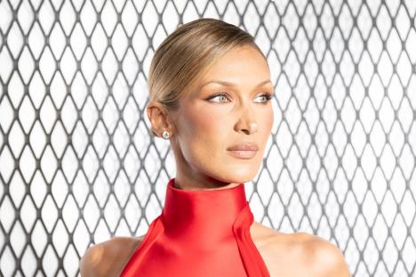 Bela Hadid u crvenoj Skiapareli haljini na premijeri filma Lepotica