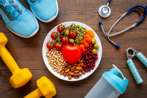 tanjir za namirnicama za zdravlje srca, patike, tegovi, stetoskop, flašica za vodu