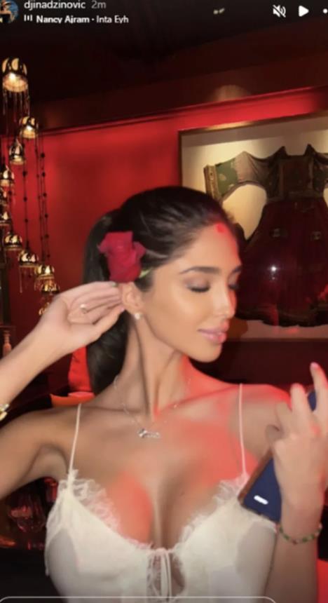 Đina Džinović pokazala grudi