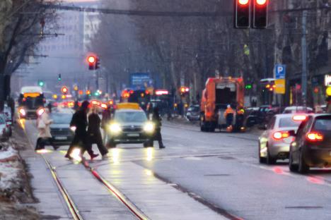 Hladno zimsko vreme ljudi šetaju ulicama