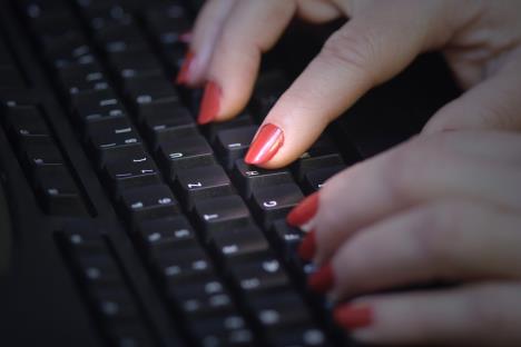 žena kuca sa sređenim noktima