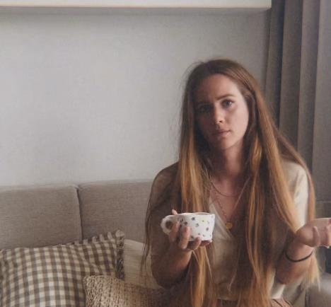 Suzan Delilović sa četkicom u rukama u svom studiju u Splitu (5).png