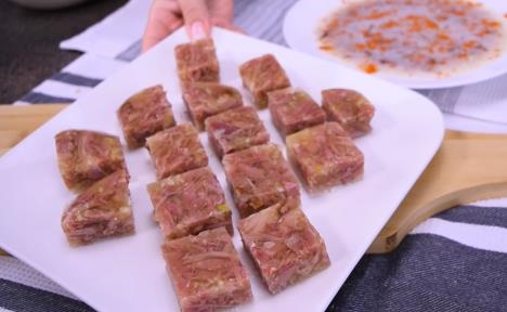 Savršeno čvrste pihtije u tanjiru, pripremljene po domaćem receptu