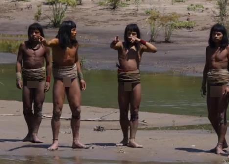 Nekontaktirano amazonsko pleme izlazi na plažu (2).png