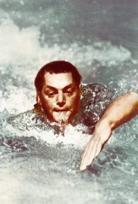 Džoni Vajsmiler je Olimpijski šampion u plivanju i ima bronzanu medalju u vaterpolu