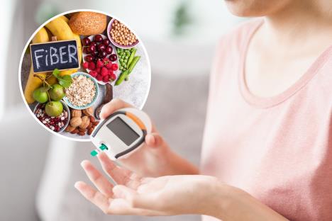 mlada žena proverava nivo šećra u krvi kod kuće/voće i povrće bogato vlaknima