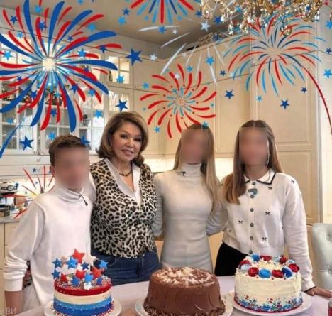 Neda Ukraden sa unucima