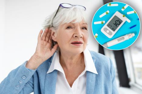 žena u srednjim godinama sa rukom iza uveta da bolje čuje/aparat za merenje šećera u krvi