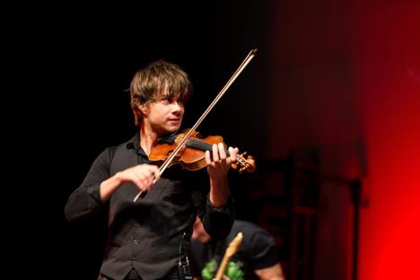 Aleksandar Ribak na sceni sa violinom