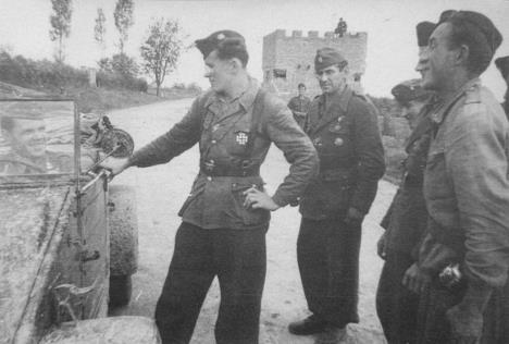 Rafael Boban obilazi svoje jedinice u Podravini u nemačkom vozilu Kübelwagen