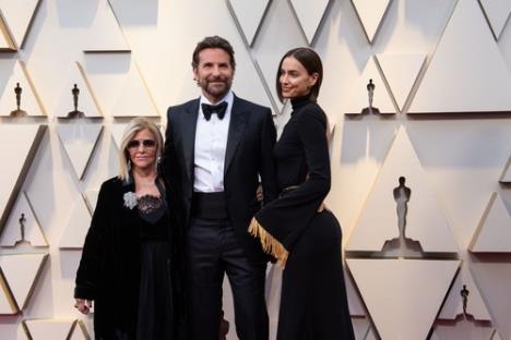 Bredli Kuper na dodeli Oskara za ruku drži i majku i Irinu Šajk