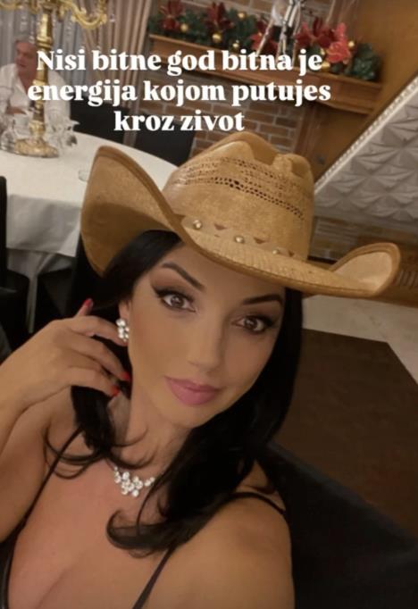 Nela Bijanić pokazala grudi