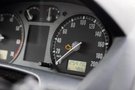 Lampica „check engine“ na kontrolnoj tabli automobila kao znak ozbiljnog kvara menjača