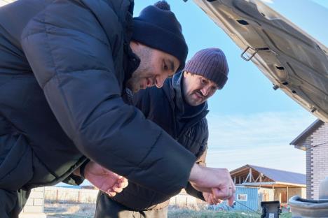 automehaničar popravlja automobil